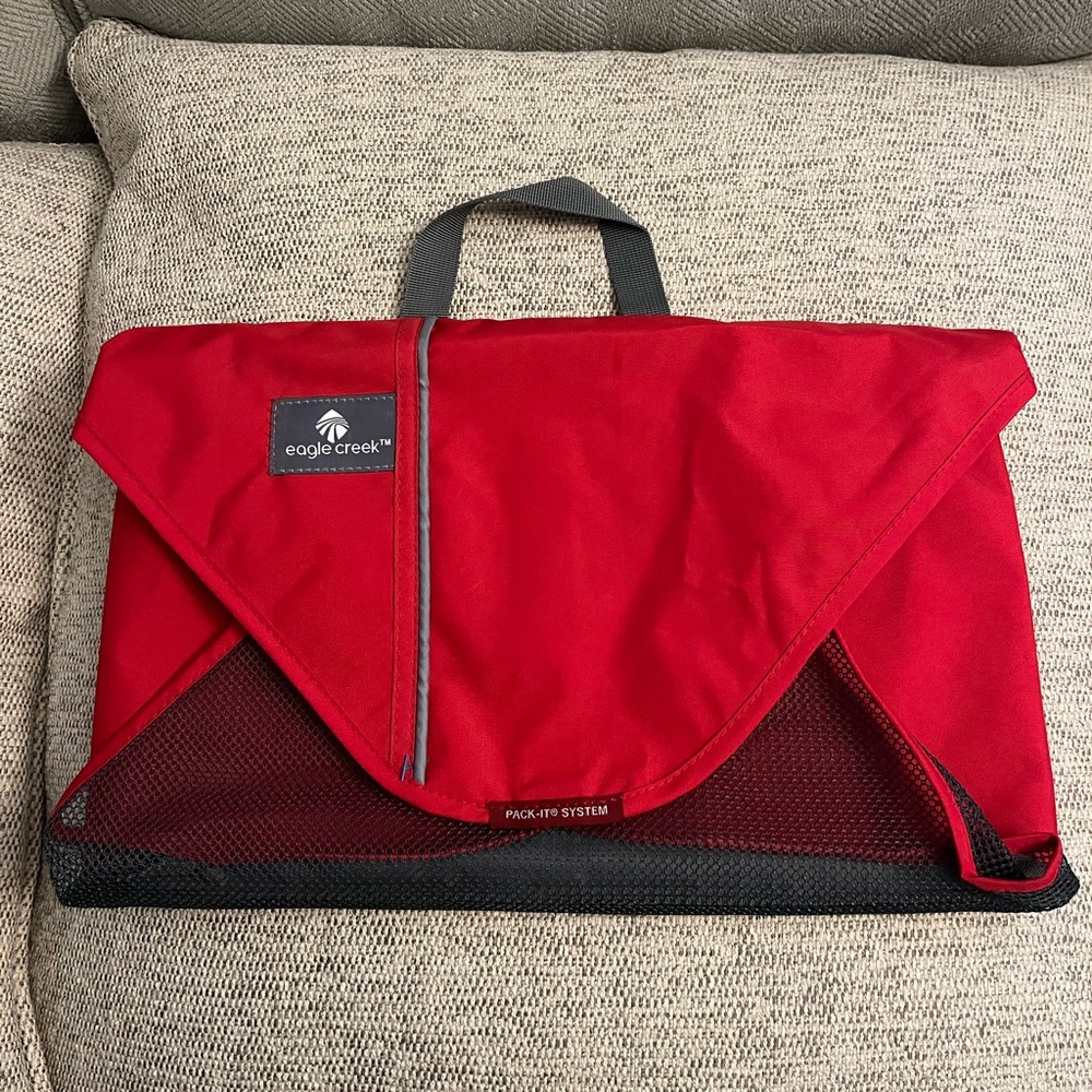 Eagle Creek garment folder, medium